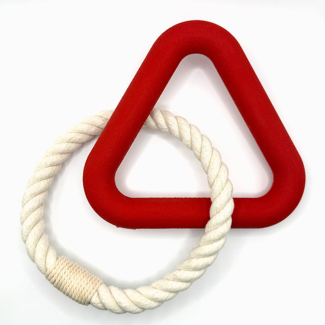 Witte_achtergrond_Paarse_Kauwtriangel_bijtspeeltje_van_natuurlijk_rubber_in_diverse_kleuren_rood