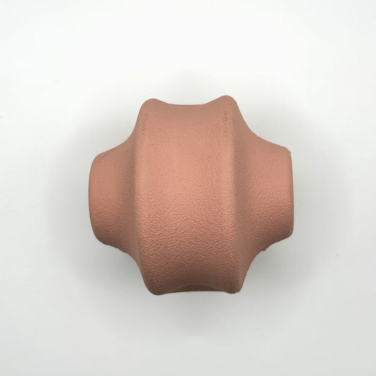 Beige_roze_rood_Snack_speelbal_van_natuurlijk_rubber_met_openingen_verkrijgbaar_in_diverse_kleuren_roze