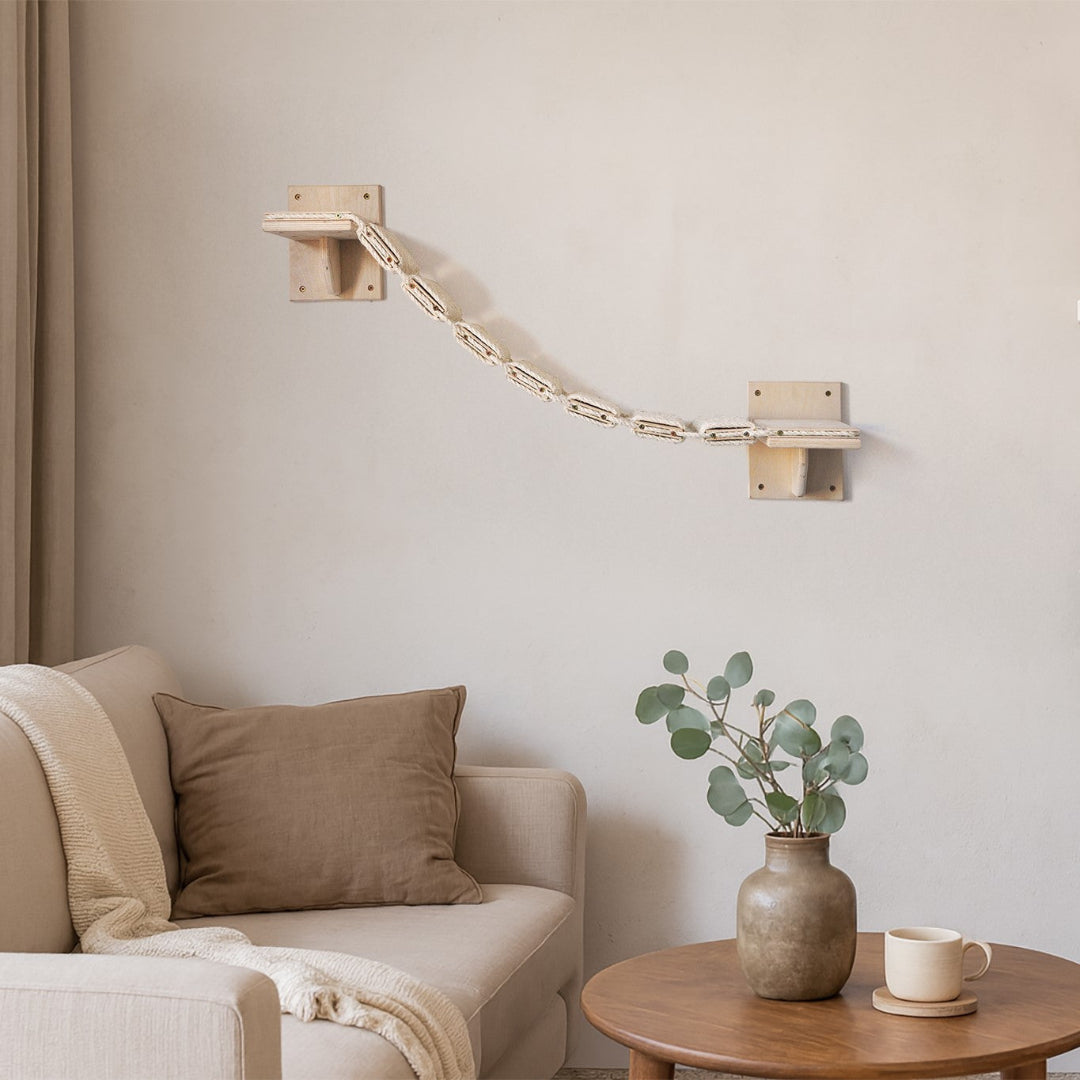 Design kattenwandmeubel van hout met klimtouw in modern interieur