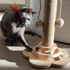 kat speelt met flower tower krabpaal van hout met sisal en speelballetjes