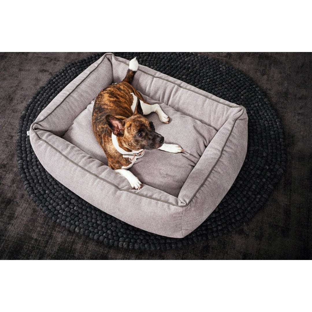 Grijs hondenbed van gerecycled materiaal met orthopedisch matras