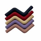 Hond speelt met roze, blauwe, rode, paarse, beigeSpeeltak van natuurlijk rubber – veilig alternatief voor de klassieke stok