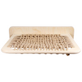 Kattenwandplank van hout met gevlochten touwmat en liggende kat