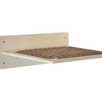 Kattenwandplank van hout met gevlochten touwmat en liggende kat