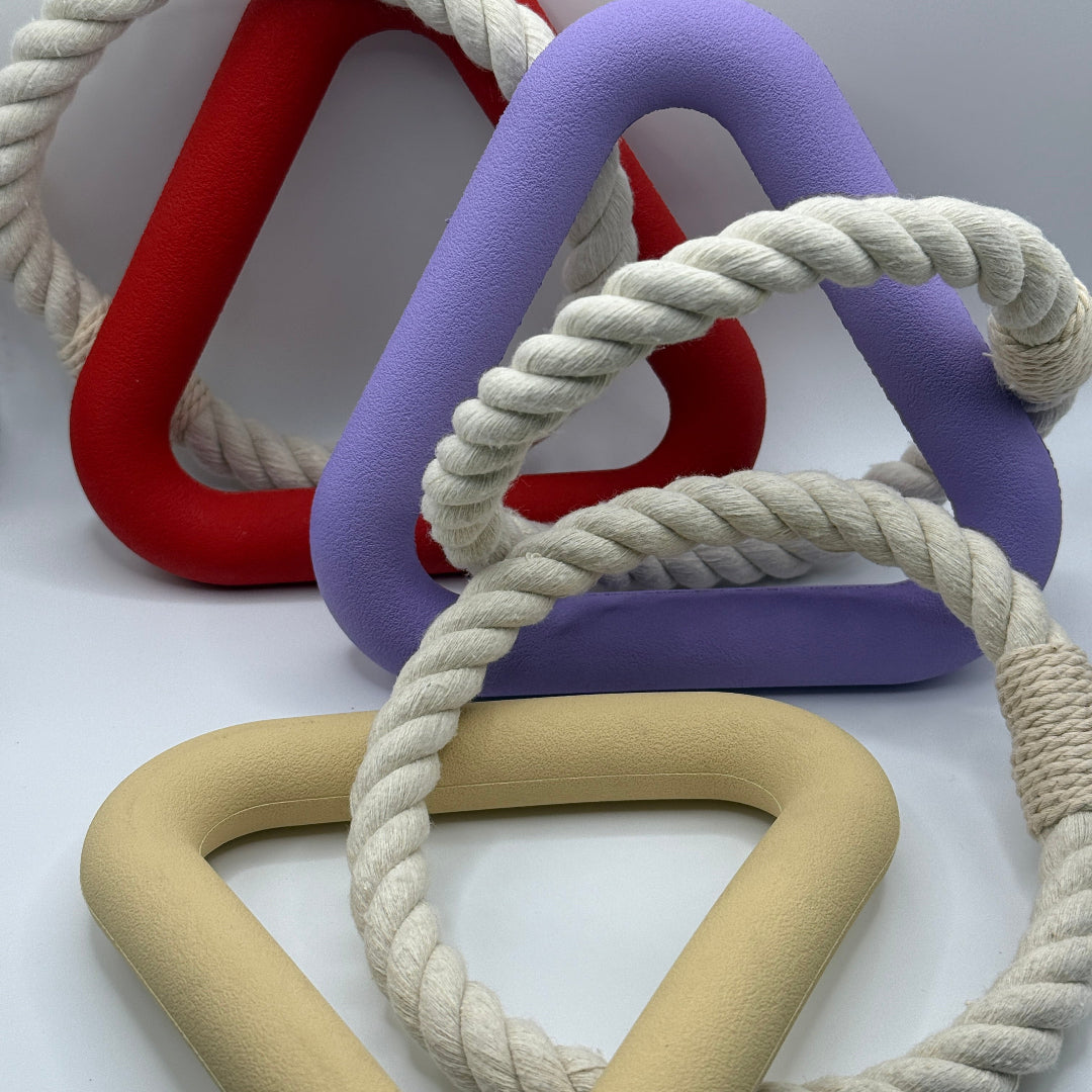 Kauwtriangel bijtspeeltje van natuurlijk rubber in diverse kleuren