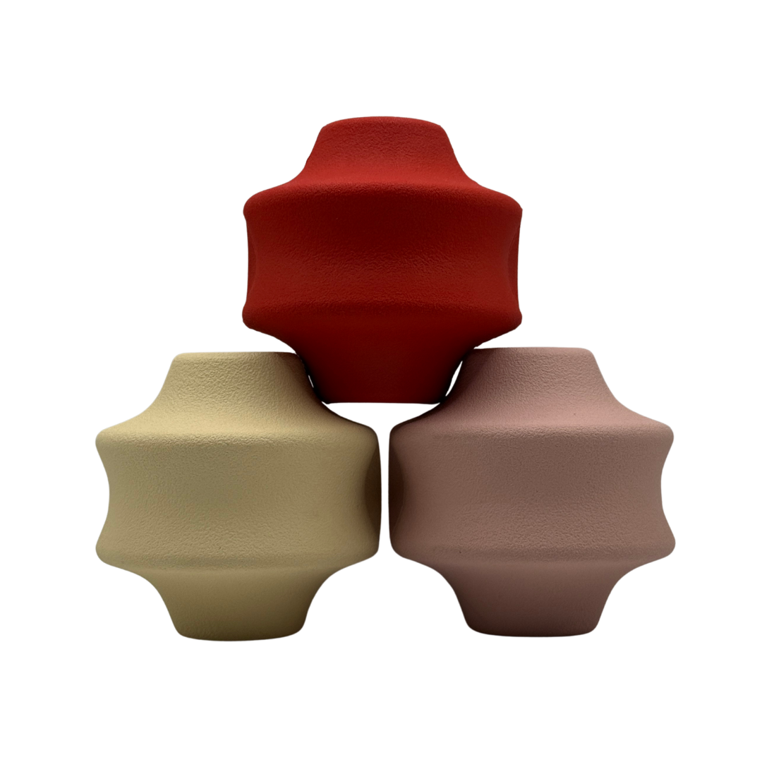 Piramide_van_Beige_roze_rood_Snack_speelbal_van_natuurlijk_rubber_met_openingen_verkrijgbaar_in_diverse_kleuren