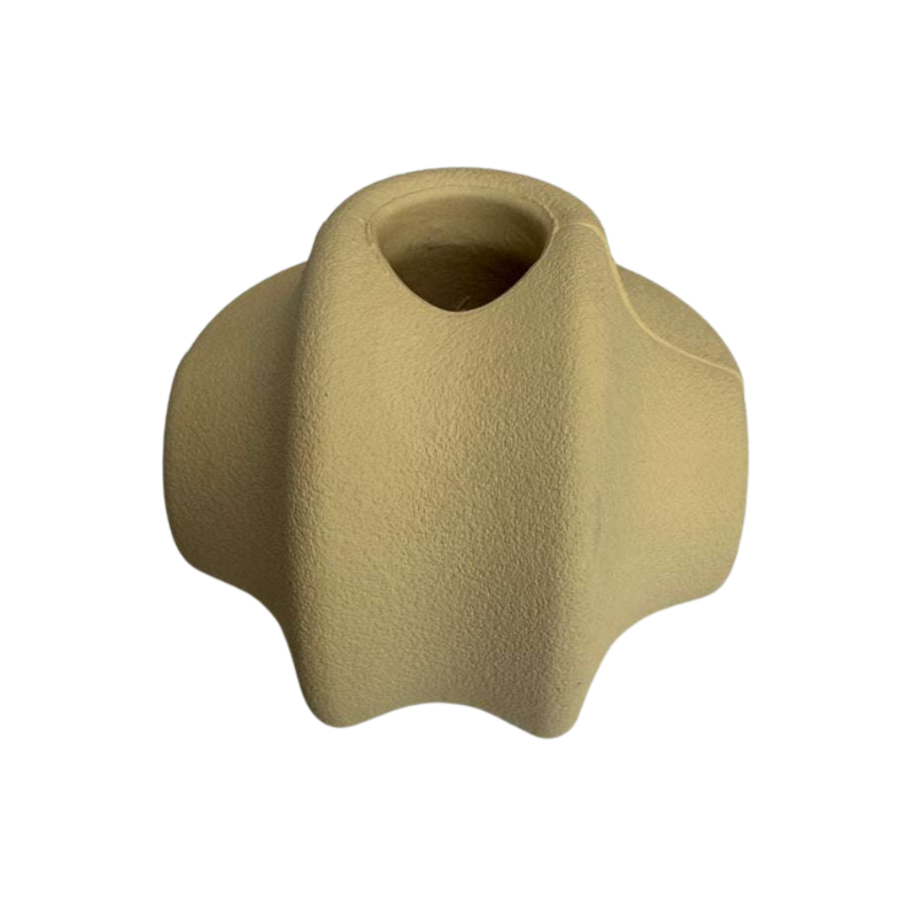 Gele snackbal voor honden van natuurlijk rubber met een opening voor snacks. Mentale uitdaging voor honden.