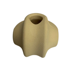 Gele snackbal voor honden van natuurlijk rubber met een opening voor snacks. Mentale uitdaging voor honden.