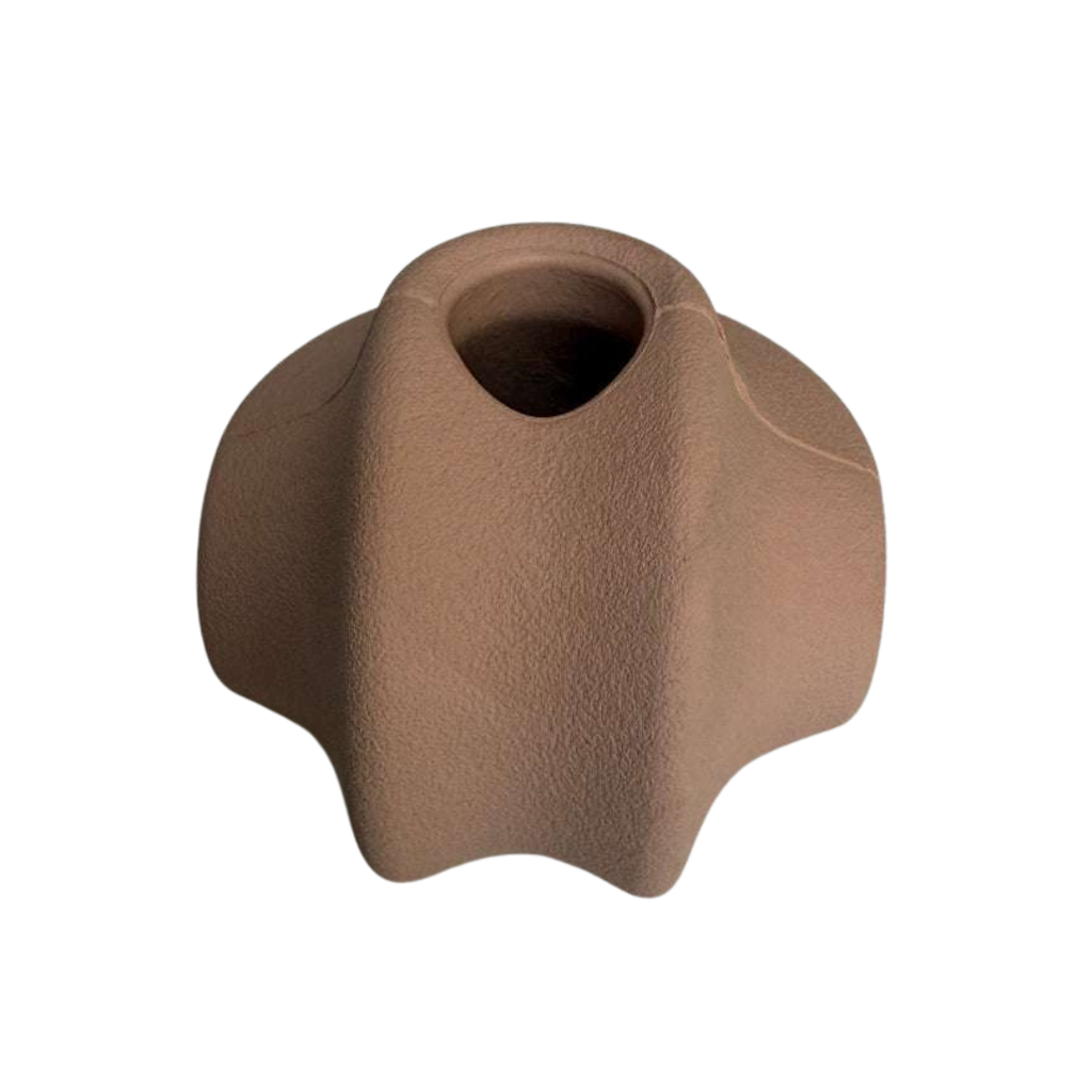 Een snackbal waar snacks in gestopt kunnen worden om de hond uit te dagen. Gemaakt van natuurlijk rubber.