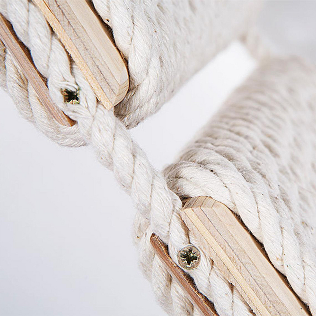 Kattenklimladder houten klimtrap voor katten aan de muur, met touwstructuur