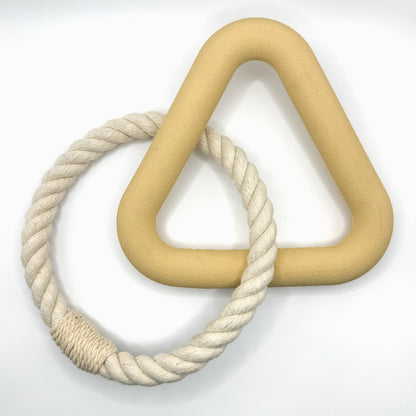 Kauwtriangel_bijtspeeltje_van_natuurlijk_rubber_in_diverse_kleuren_beige_geel