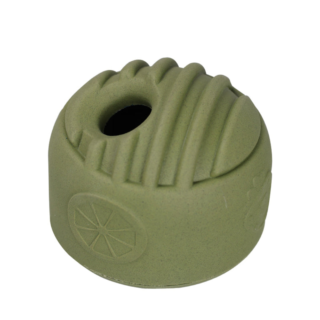 hond speelt met olijfgroene Snuffel & Snack Bal van natuurlijk rubber, gevuld met brokjes