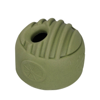hond speelt met olijfgroene Snuffel & Snack Bal van natuurlijk rubber, gevuld met brokjes