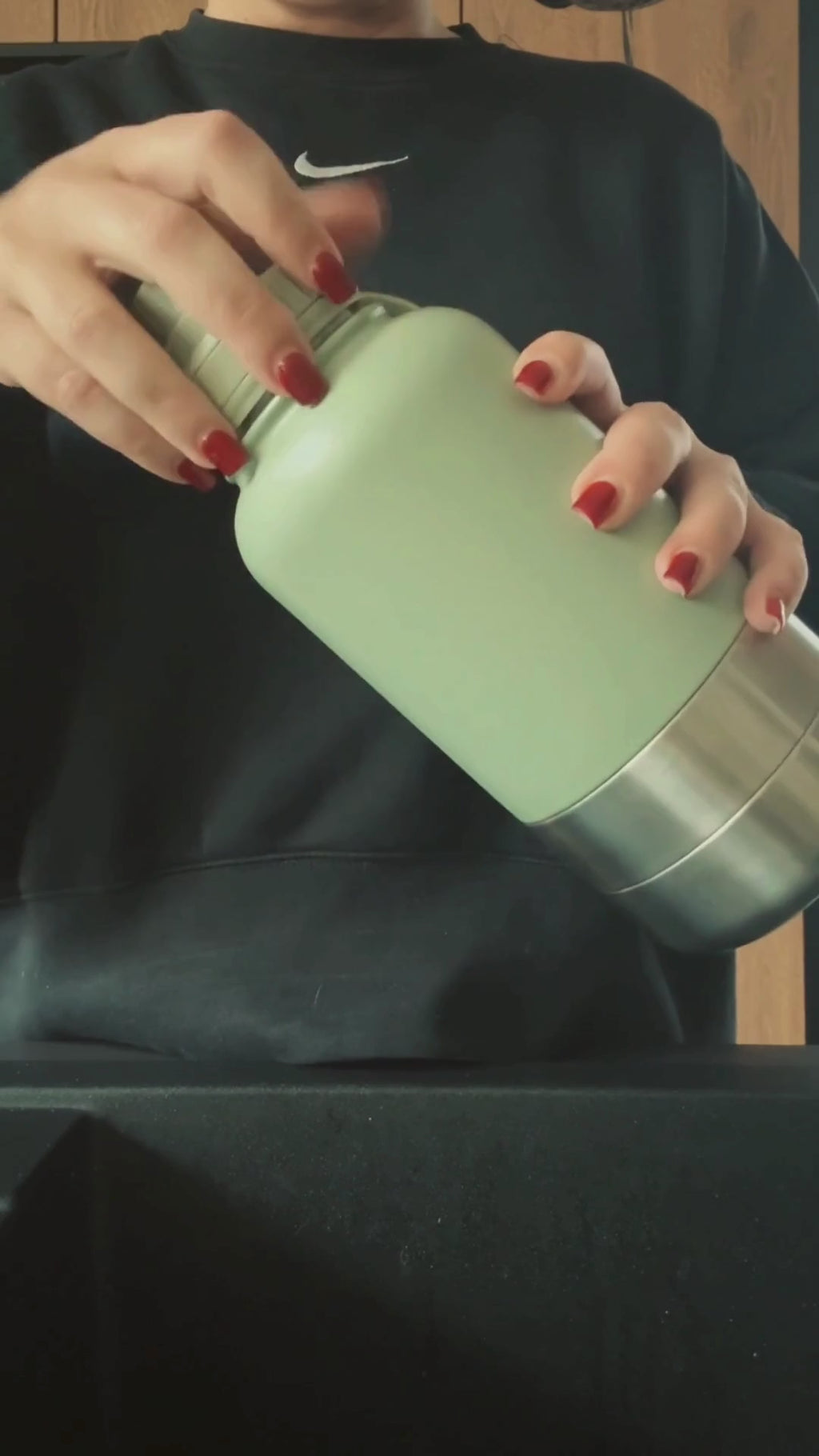 franse bulldog drinkt uit 3-in-1 rvs hondenfles met geïntegreerde drinkbak. 1000 ml rvs fles. gratis personalisatie door gravering naam.