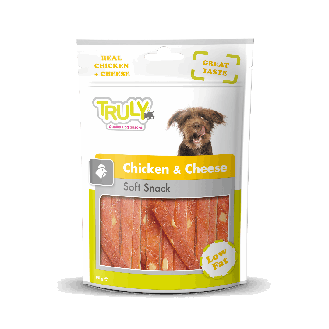 Zachte hondensnack van kip en kaas in platte stukjes
